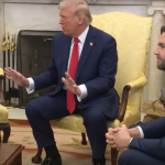 Studio Ovale della Casa Bianca. Zelensky a braccia incrociata (seduto sulla sinistra) mentre Trump lo apostrofa tenendo i palmi delle mani aperti, rivolti verso il basso. Alla loro destra JD Vance.