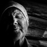 Sonya, una babushka ucraina ottantenne, fotografata in bianco e nero