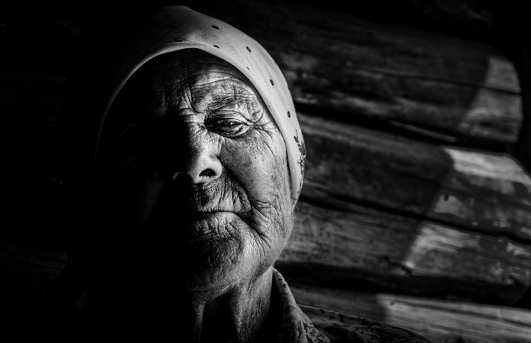 Sonya, una babushka ucraina ottantenne, fotografata in bianco e nero