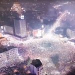 La piazza di Belgrado illuminata e stracolma di persone che protestano contro il governo di Vucic. In Serbia, Romania e Ungheria ci sono state proteste contro i leader considerati vicini alla Russia