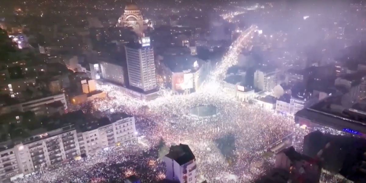 La piazza di Belgrado illuminata e stracolma di persone che protestano contro il governo di Vucic. In Serbia, Romania e Ungheria ci sono state proteste contro i leader considerati vicini alla Russia