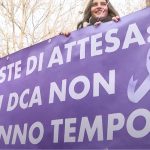 Un gruppo di studentesse manifestano contro i tagli del fondo per i disturbi del comportamento alimentare voluti dal governo Meloni