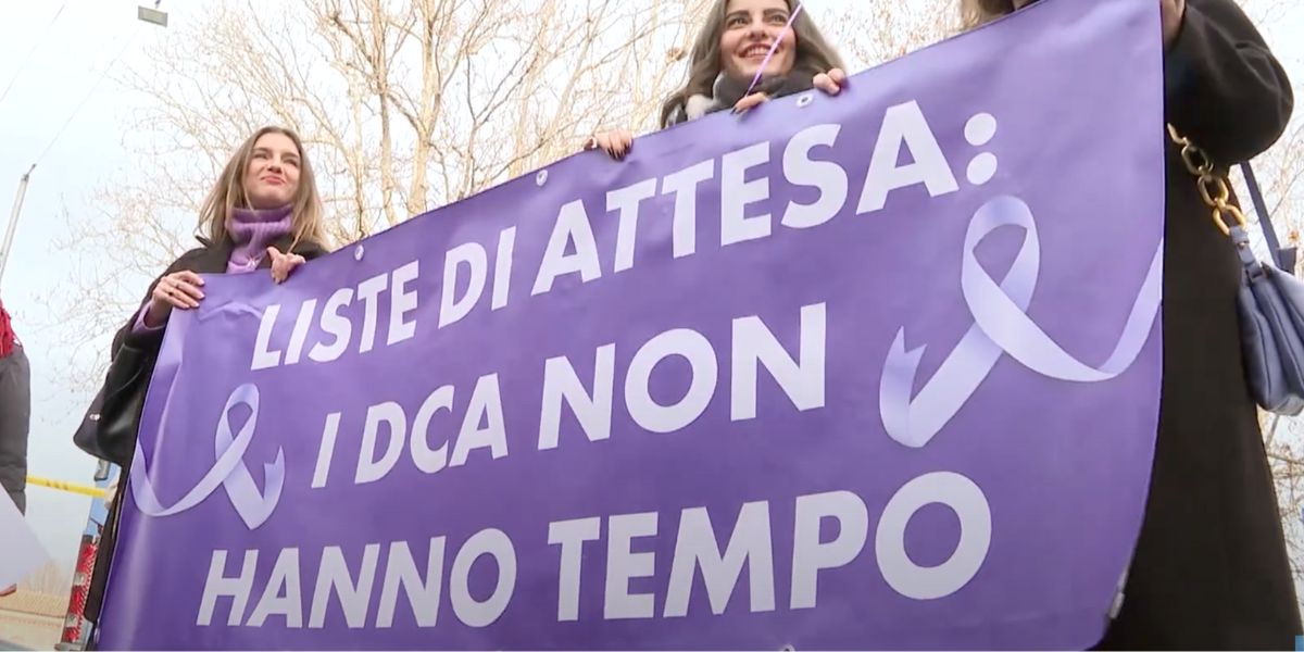 Un gruppo di studentesse manifestano contro i tagli del fondo per i disturbi del comportamento alimentare voluti dal governo Meloni