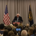 Uno dei leader dei democratici Bernie Sanders parla a un'assemblea affollata durante il suo tour "Fight the Oligarchiy" nei centri rurali per fare opposizioni alle politiche dell'amministrazione Trump