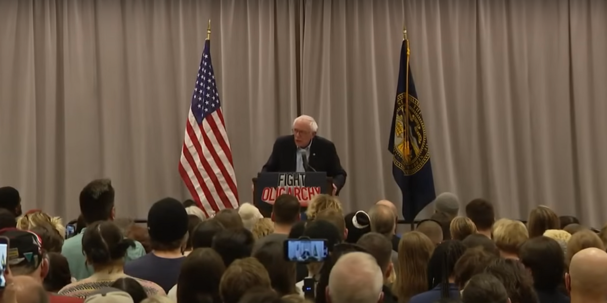 Uno dei leader dei democratici Bernie Sanders parla a un'assemblea affollata durante il suo tour "Fight the Oligarchiy" nei centri rurali per fare opposizioni alle politiche dell'amministrazione Trump