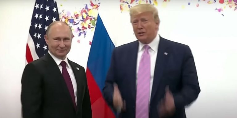 Putin e Trump sorridenti