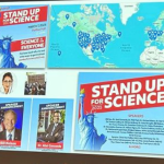 Jp Flores, uno degli organizzatori di Stand Up for Science, presenta in video conferenza l'iniziativa per la difesa della scienza negli Stati Uniti dai tagli di Trump.