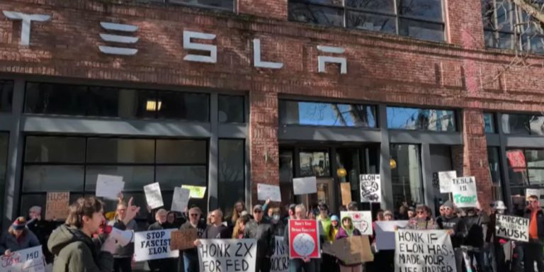 Cittadini protestano contro Musk sotto la sede della Tesla