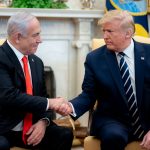 Trump e Netanyahu si stringono la mano