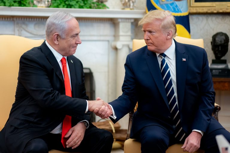 Trump e Netanyahu si stringono la mano